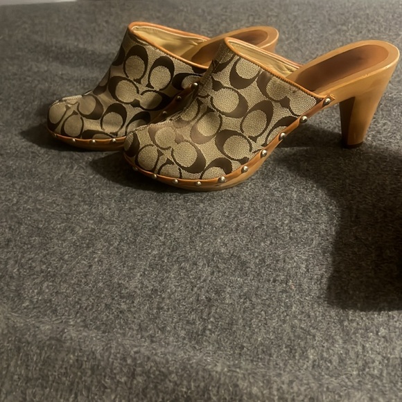 Clogs. - Picture 3 of 8